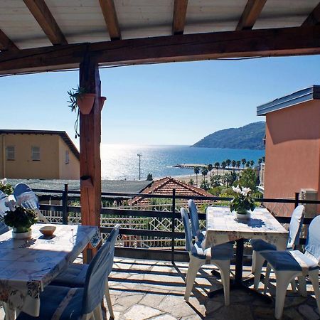 Albergo La Pineta Marina dʼMarina dʼAndora Екстериор снимка
