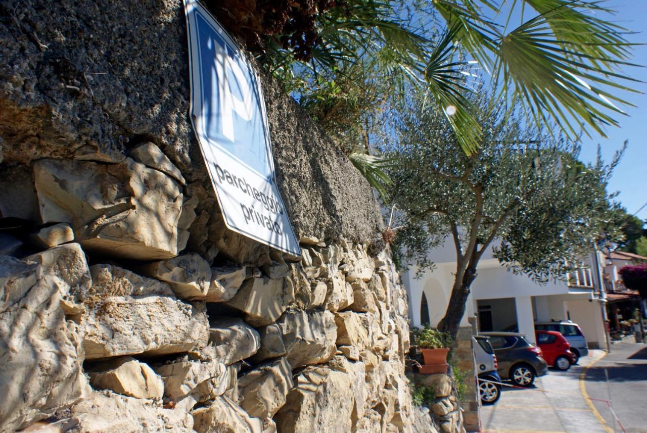 Albergo La Pineta Marina dʼMarina dʼAndora Екстериор снимка