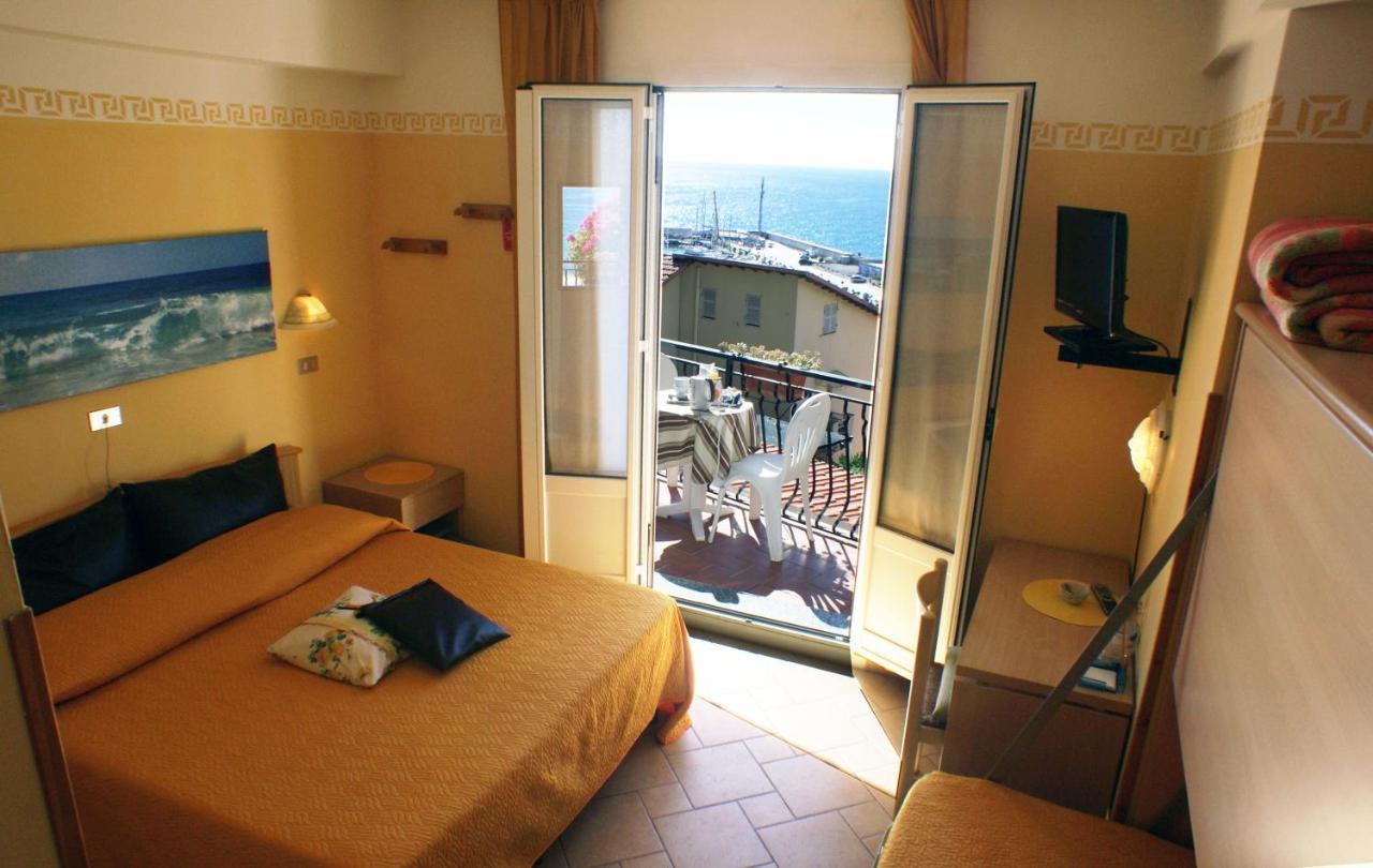 Albergo La Pineta Marina dʼMarina dʼAndora Екстериор снимка