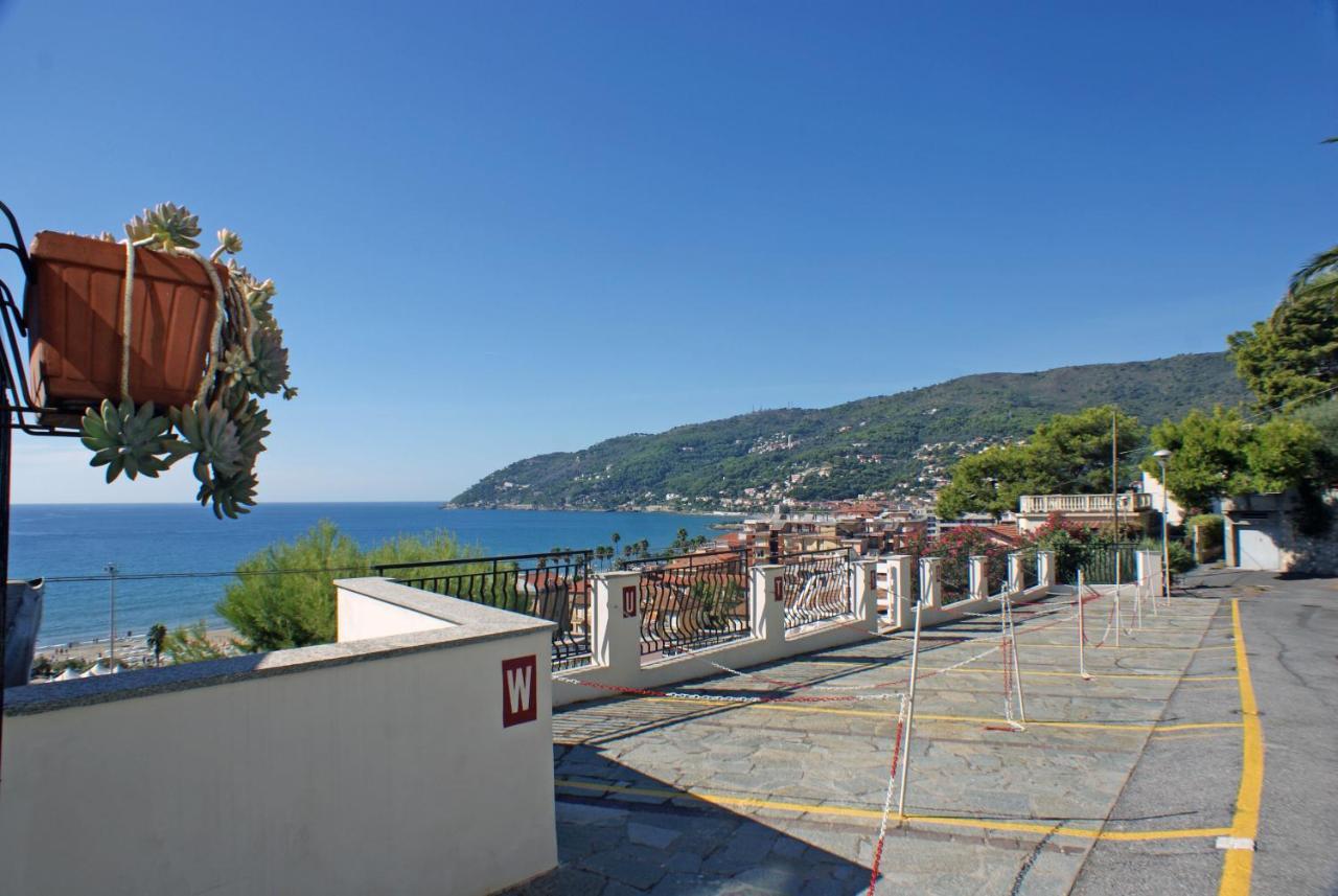 Albergo La Pineta Marina dʼMarina dʼAndora Екстериор снимка