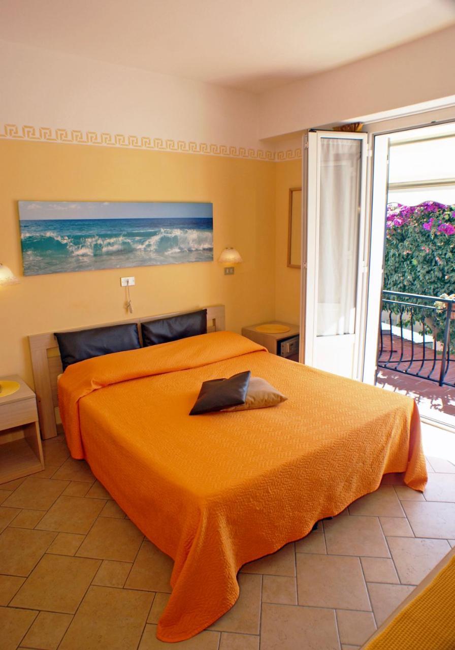 Albergo La Pineta Marina dʼMarina dʼAndora Екстериор снимка