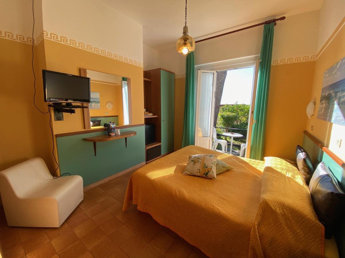 Albergo La Pineta Marina dʼMarina dʼAndora Екстериор снимка